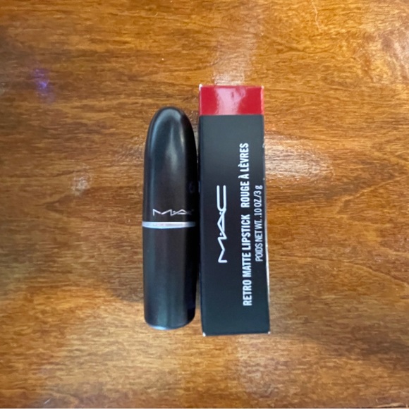 MAC Cosmetics Retro Matte Lipstick 707 Ruby Woo - Picture 5 of 5